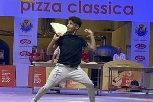 manuno pizza acrobatica nicola matarazzo pizzaiolo campione mondiale a parma e figlio d'arte